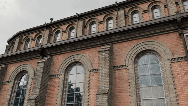 아치형 창문이 있는 역사적인 성당