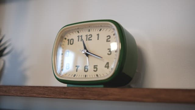 선반 위 빈티지 시계의 시간이 흐르는 모습