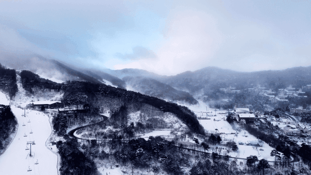 산속의 눈 덮인 스키 리조트