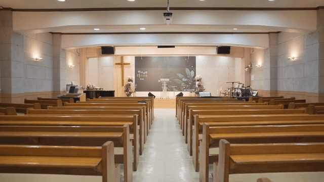 나무 의자가 있는 빈 교회 내부