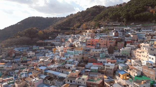 산과 함께한 다채로운 언덕 마을