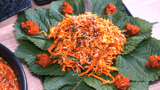 Spicy seasoned raw fish salad