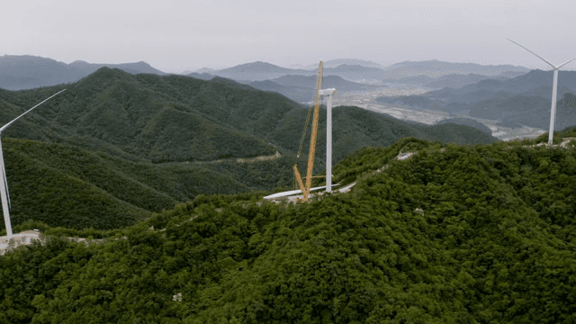 산 위의 풍력 터빈 건설 현장