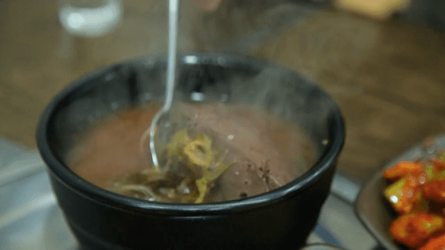 김이 나는 선지해장국