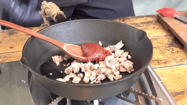 돼지고기에 추가하는 고추장 한 스푼