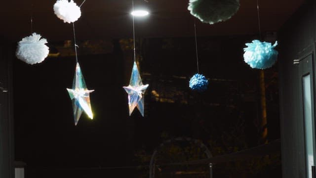 현관 지붕 아래에 매달린 장식들