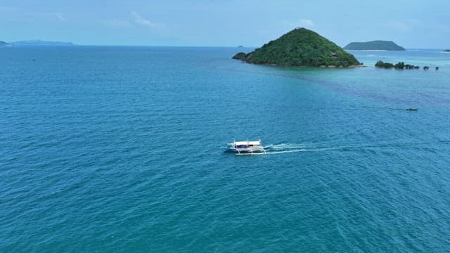 푸른 섬 근처를 항해하는 방카 보트