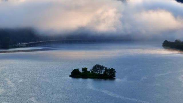 안개 낀 강의 작은 섬