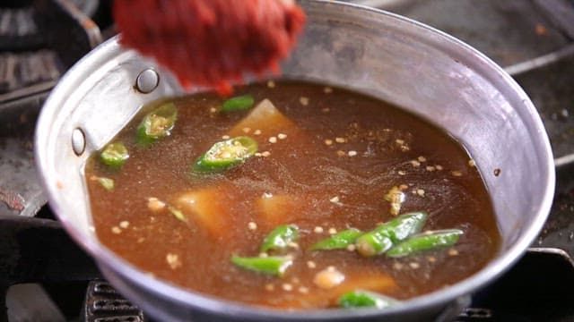 청양고추가 들어간 육수에 고추장을 풀어넣기