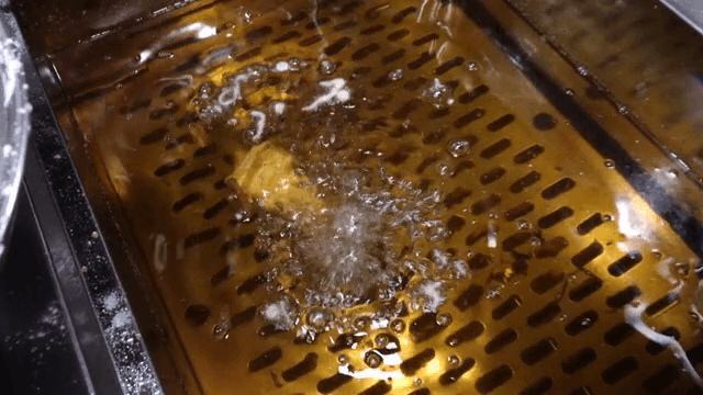 반죽을 입힌 음식이 튀겨지는 모습