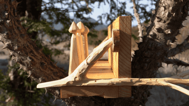 가시 나뭇가지 위의 수제 나무 선반