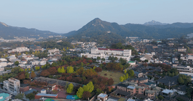 산자락과 마을이 어우러진 평온한 전경