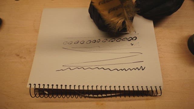 스케치북에 낙서하는 사람