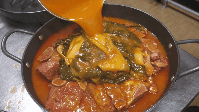 국물이 부어지는 우거지 감자탕