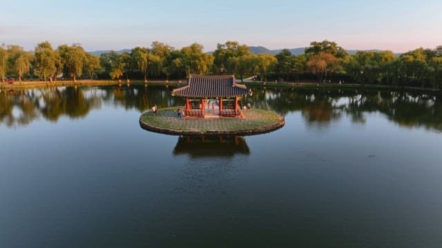 고요한 연못 위의 전통 정자