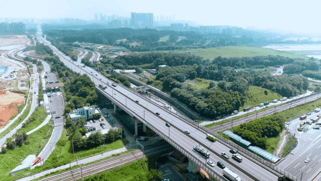 주변 녹지가 있는 고속도로와 고가도로