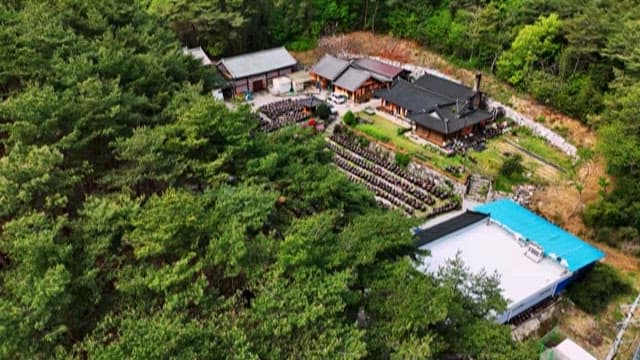 시골 지역의 전통 장독대가 있는 시골집