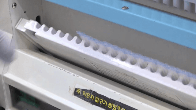 가공된 물건을 빠르게 정리하는 사람