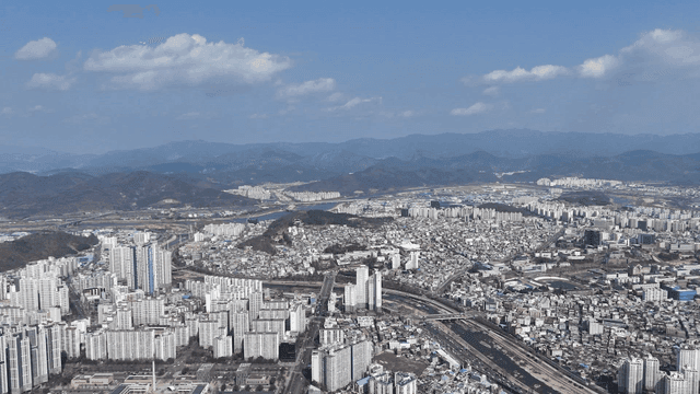 City set against backdrop of mountains
