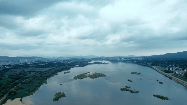 강 위의 다리와 산