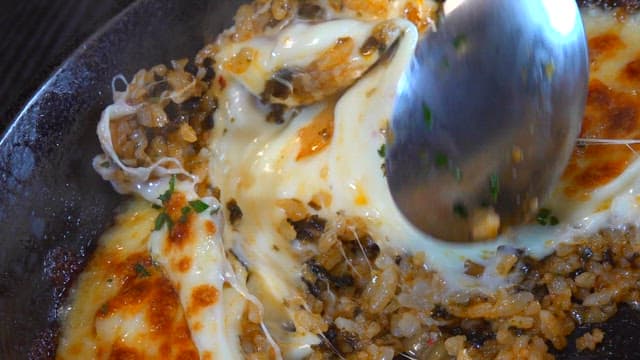 치즈가 듬뿍 올라간 철판 볶음밥 한 숟가락