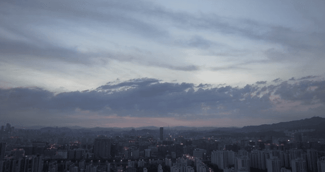 구름이 있는 황혼의 도시 스카이라인