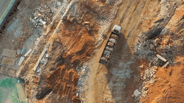 트럭과 기계가 있는 건설 현장