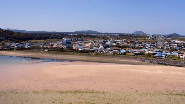 모래 해변과 건물이 있는 해안 마을