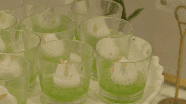 휘핑크림이 올려진 녹색 젤리 디저트