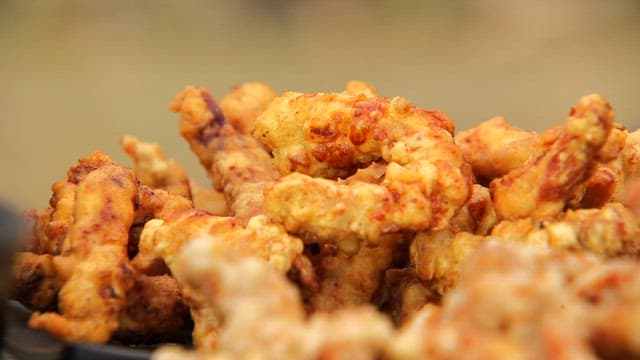 노릇노릇하고 바삭한 돼지고기 탕수육