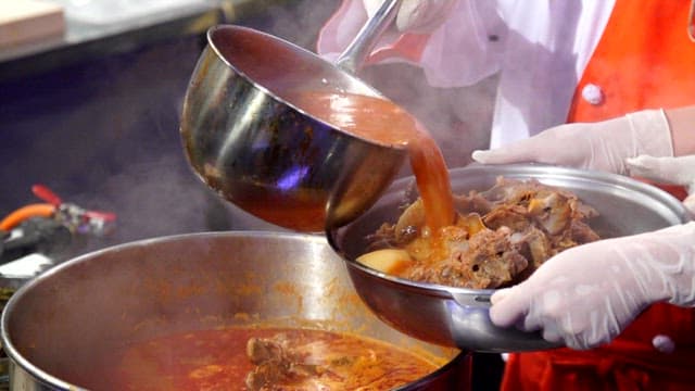 돼지 등뼈가 들어간 냄비에 양념 육수를 넣는 장면