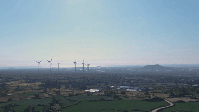 넓은 시골 풍경 속 풍력 터빈