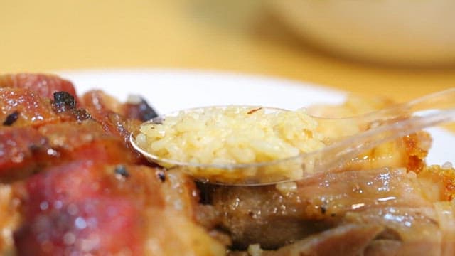 윤기 나고 맛있는 차슈 덮밥 한 입