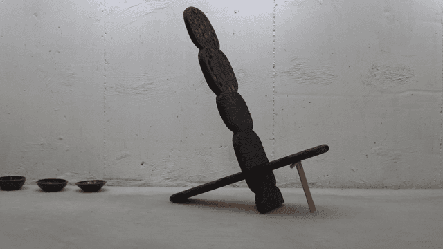 미니멀한 방의 나무 조각상