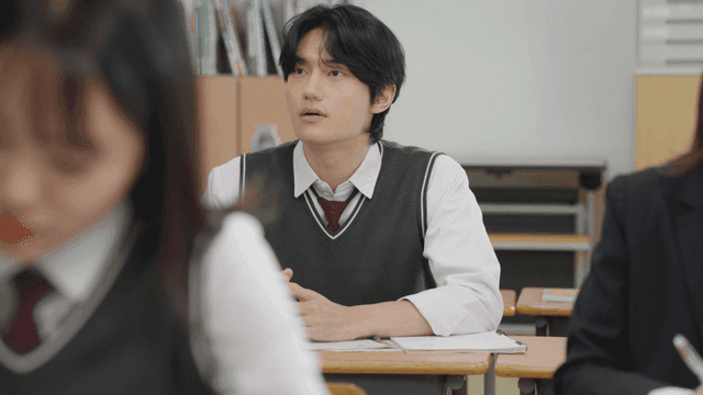 수업 시간에 휴대폰을 확인하는 학생