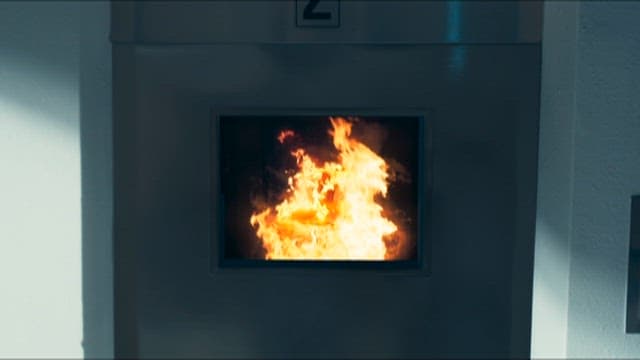 불길이 치솟는 소각로의 모습