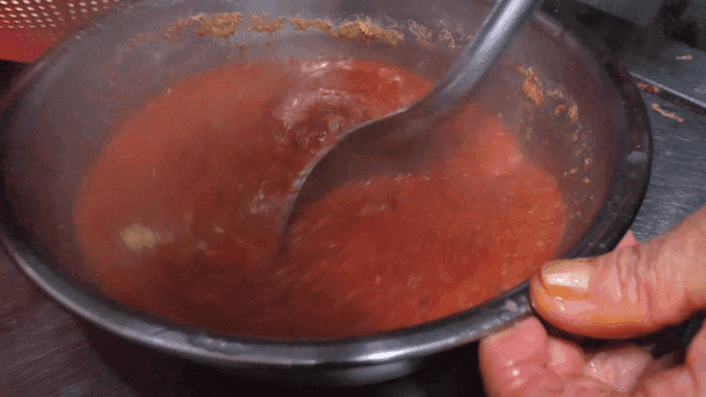 한국식 매운 양념을 저어 섞는 장면