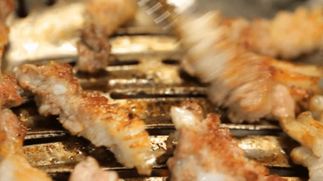 바비큐 그릴에서 삼겹살 굽기