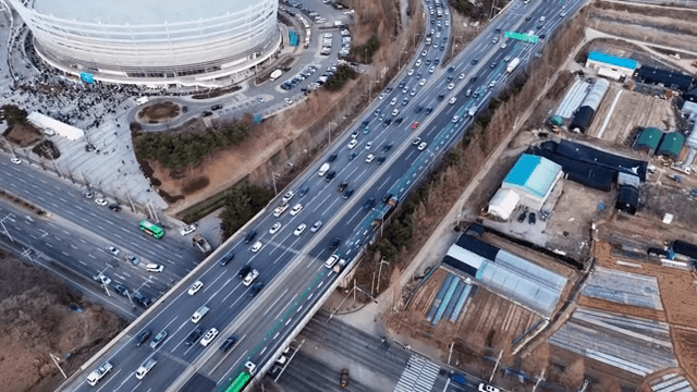 대형 경기장 옆의 번잡한 고속도로