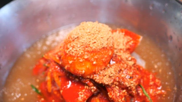 고명을 얹은 매운 비빔 냉면 한 그릇