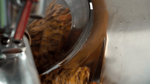 냉동 홍합을 얇게 써는 기계