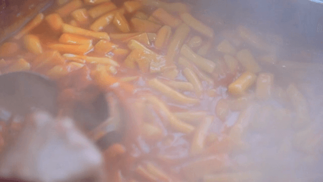 냄비에서 끓고 있는 떡볶이