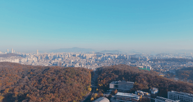 주변 가을 언덕이 있는 광활한 도시 풍경