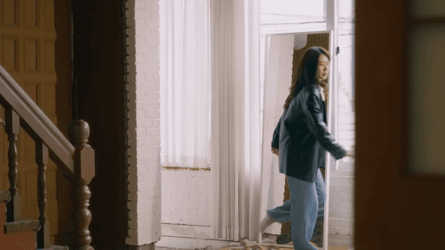 급하게 가방을 챙기고 다시 나가는 여성