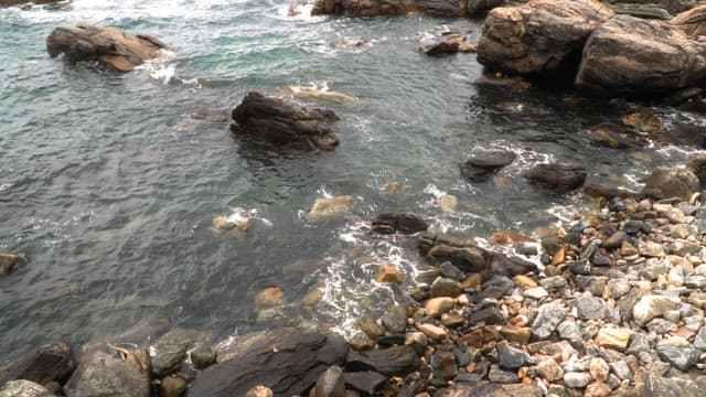 파도가 부딪히는 바위 해안선