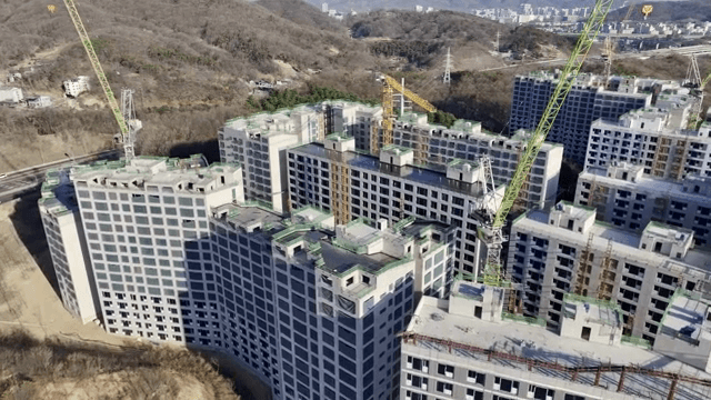 크레인과 건물이 있는 건설 현장