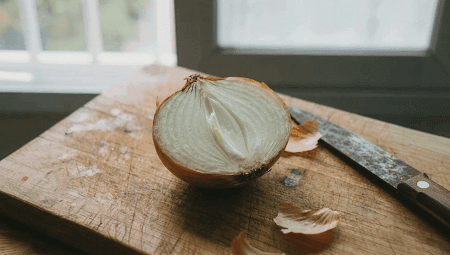 나무 도마 위의 반쪽 양파