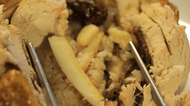 노릇노릇한 밥과 함께 있는 구이 통닭