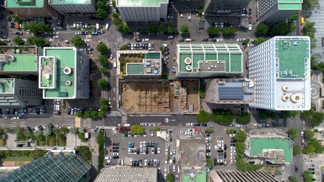 건물 사이의 도로를 오가는 자동차들