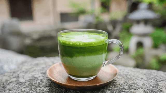 돌 위에 말차 라떼 한 잔